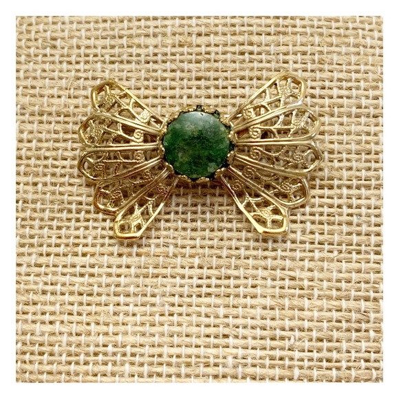 Vintage gold tone filigree bow brooch with green nephrite jade stone - Picture 5 of 7